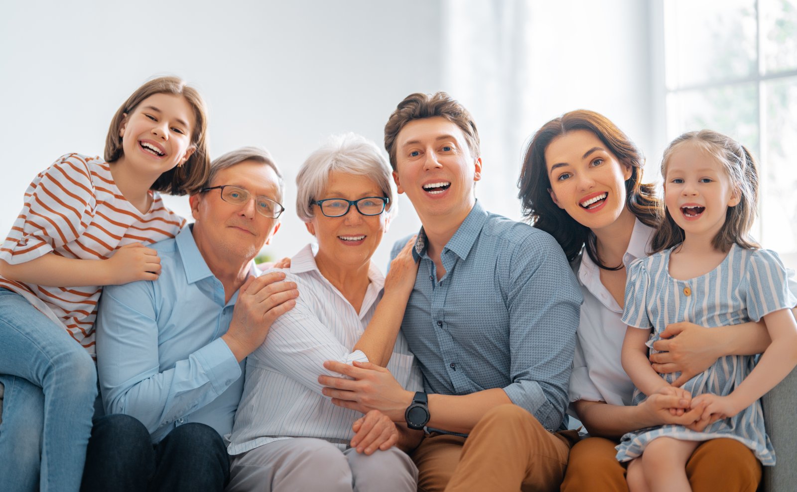 Psychologiczne aspekty starzenia się - jak wspierać seniorów 3 happy-loving-family-2024-11-05-09-12-40-utc