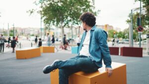 Psychologia środowiskowa – jak przestrzeń wpływa na nasze samopoczucie? 4 mężczyzna w przestrzeni miejskiej